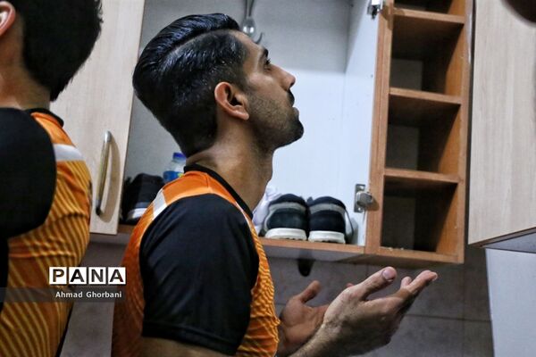 دیدار تیم‌های شهروند ساری و فرش‌آرا مشهد