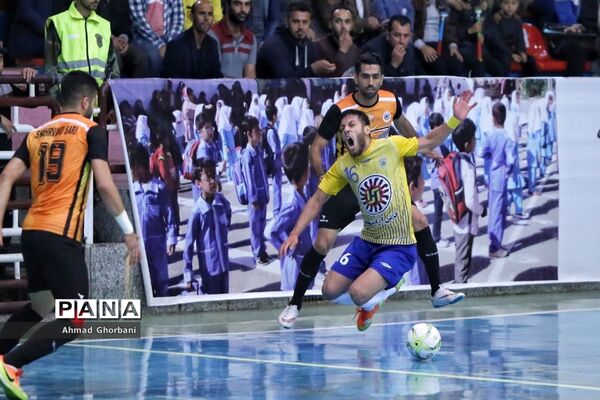 دیدار تیم‌های شهروند ساری و فرش‌آرا مشهد