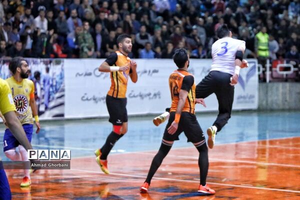 دیدار تیم‌های شهروند ساری و فرش‌آرا مشهد
