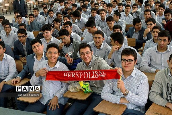 تماشای بازی پرسپولیس و کاشیما آنتلرز در دبیرستان البرز