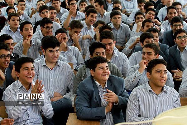 تماشای بازی پرسپولیس و کاشیما آنتلرز در دبیرستان البرز