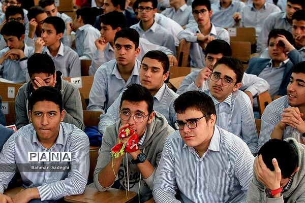 تماشای بازی پرسپولیس و کاشیما آنتلرز در دبیرستان البرز