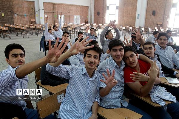 تماشای بازی پرسپولیس و کاشیما آنتلرز در دبیرستان البرز