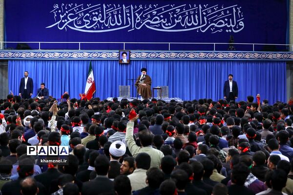 دیدار دانش‌آموزان و دانشجویان با مقام معظم رهبری