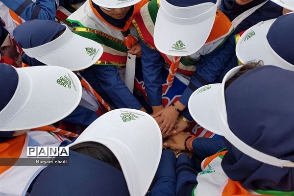 حضور پیشتازان منطقه کشاورز در راهپیمایی ۱۳ آبان