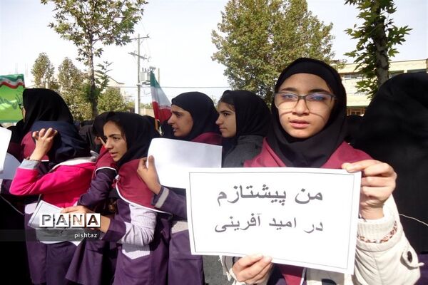 حضور یکپارچه  دانش آموزان پیشتاز استان کهگیلویه و بویراحمد در راهپیمایی 13 آبان