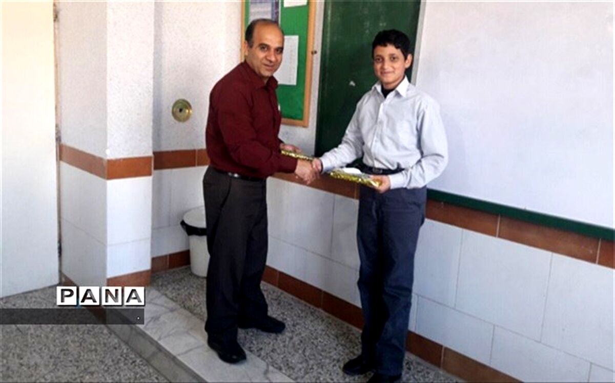 تجلیل از دانش آموزانی که نتیجه فوتبال را پیش بینی کرده بودند