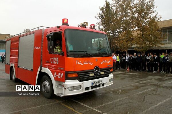 مانور پدافند غیرعامل در صبحگاه مشترک دانش‌آموزی