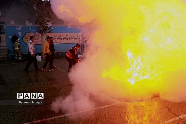 مانور پدافند غیرعامل در صبحگاه مشترک دانش‌آموزی