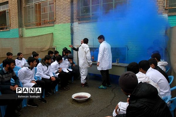 مانور پدافند غیرعامل در صبحگاه مشترک دانش‌آموزی