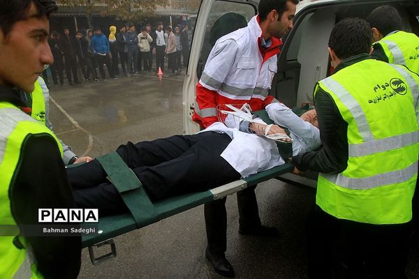 مانور پدافند غیرعامل در صبحگاه مشترک دانش‌آموزی