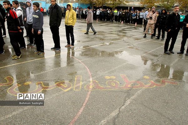 مانور پدافند غیرعامل در صبحگاه مشترک دانش‌آموزی