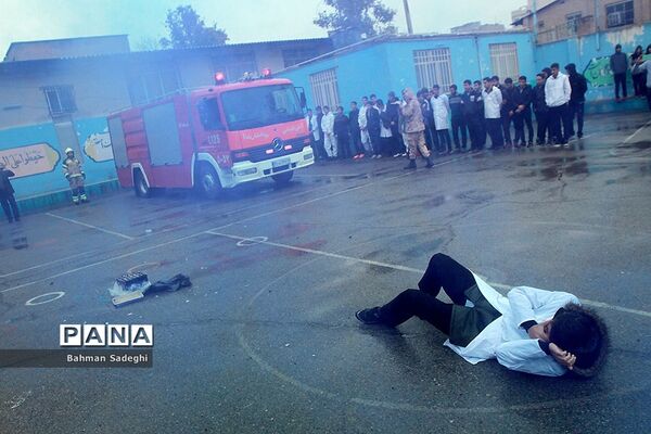 مانور پدافند غیرعامل در صبحگاه مشترک دانش‌آموزی