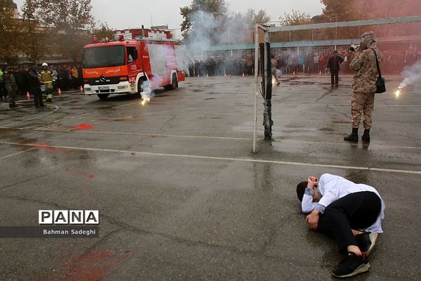 مانور پدافند غیرعامل در صبحگاه مشترک دانش‌آموزی