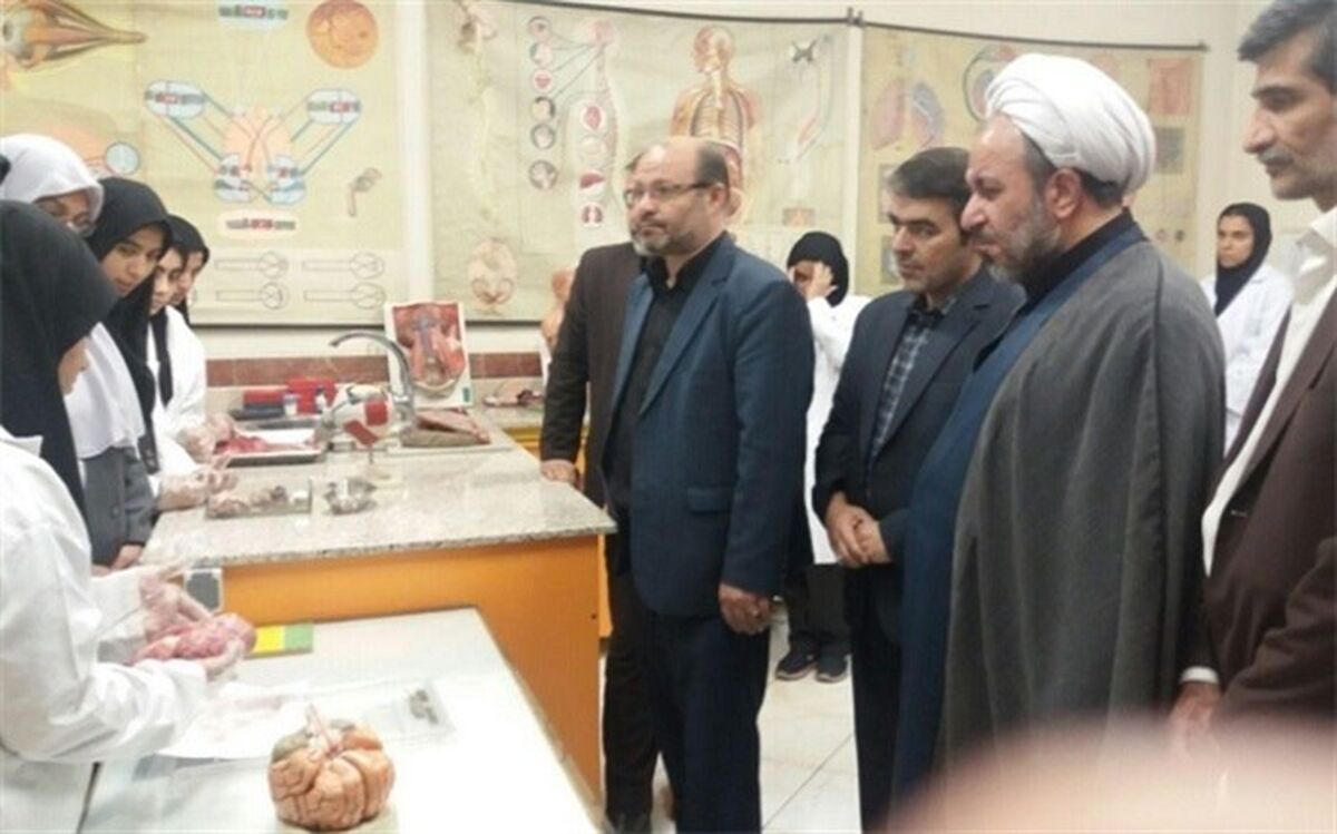 مراسم روز آزمایشگاه در آموزشگاه شهیدغیوری ناحیه یک ری برگزار شد