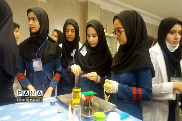 بازدید مسئولان آموزش و پرورش ملارد ازآزمایشگاه دبیرستان شهدای اقتدار