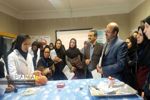 بازدید مسئولان آموزش و پرورش ملارد ازآزمایشگاه دبیرستان شهدای اقتدار