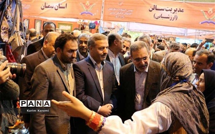 بازدید وزیر آموزش و پرورش از غرفه دستاوردهای کانونهای فرهنگی تربیتی استان خراسان شمالی