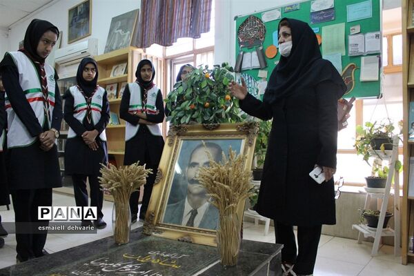 بازدید دانش آموزان پیشتاز از کتابخانه استاد کامبوزیا در زاهدان