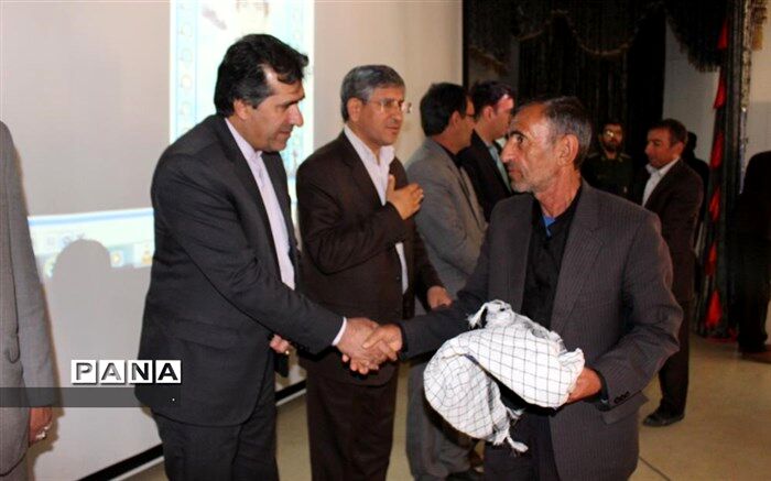 فرماندار و رییس آموزش و پرورش بویراحمد از خانواده دانش آموز شهید کرامت احسانی تجلیل نمودند
