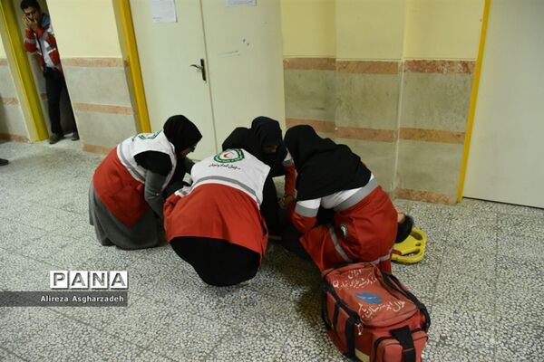 مانور زلزله در مدرسه طلیعه انقلاب بابلسر