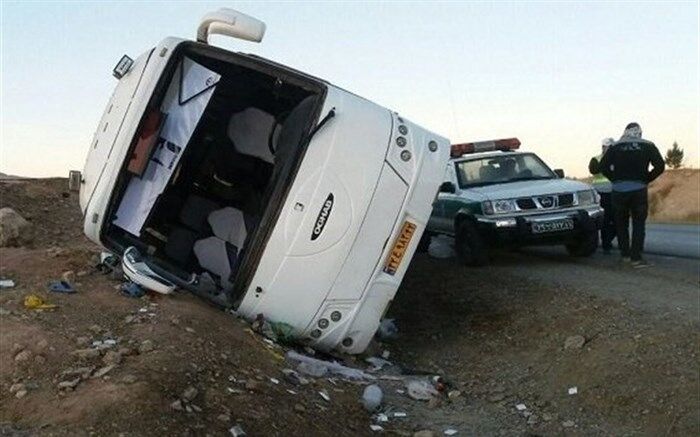 واژگونی اتوبوس در اتوبان رشت ۱۴ مصدوم بر جای گذاشت