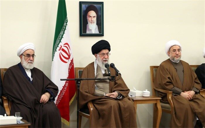 رهبر انقلاب : عمل شهدا آنقدر عظیم است که نیازی به اغراق ندارند