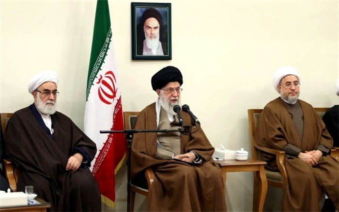 رهبر انقلاب : عمل شهدا آنقدر عظیم است که نیازی به اغراق ندارند
