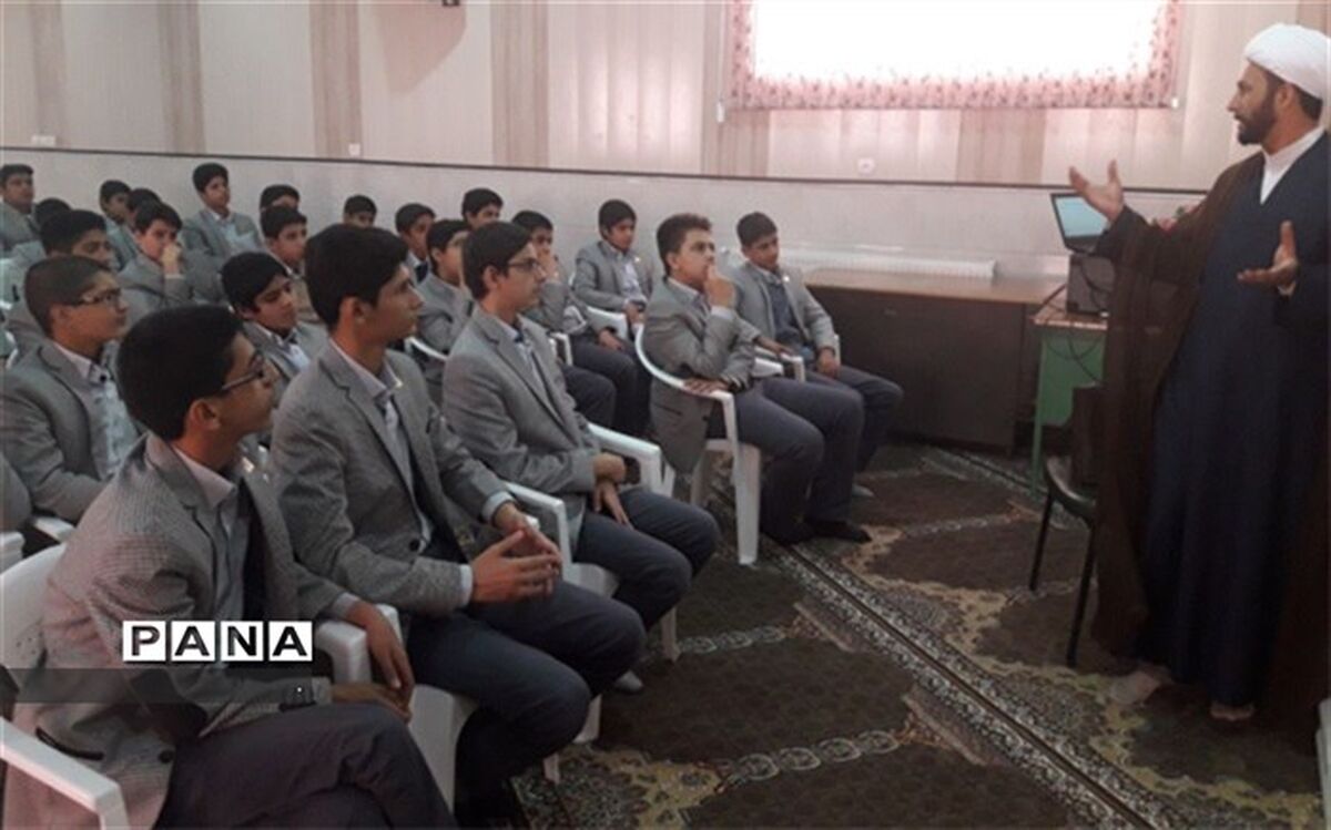 گرامیداشت هفته وقف در دبیرستان شهید ذوالفقاری میبد