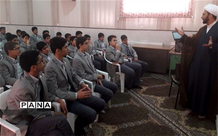 گرامیداشت هفته وقف در دبیرستان شهید ذوالفقاری میبد