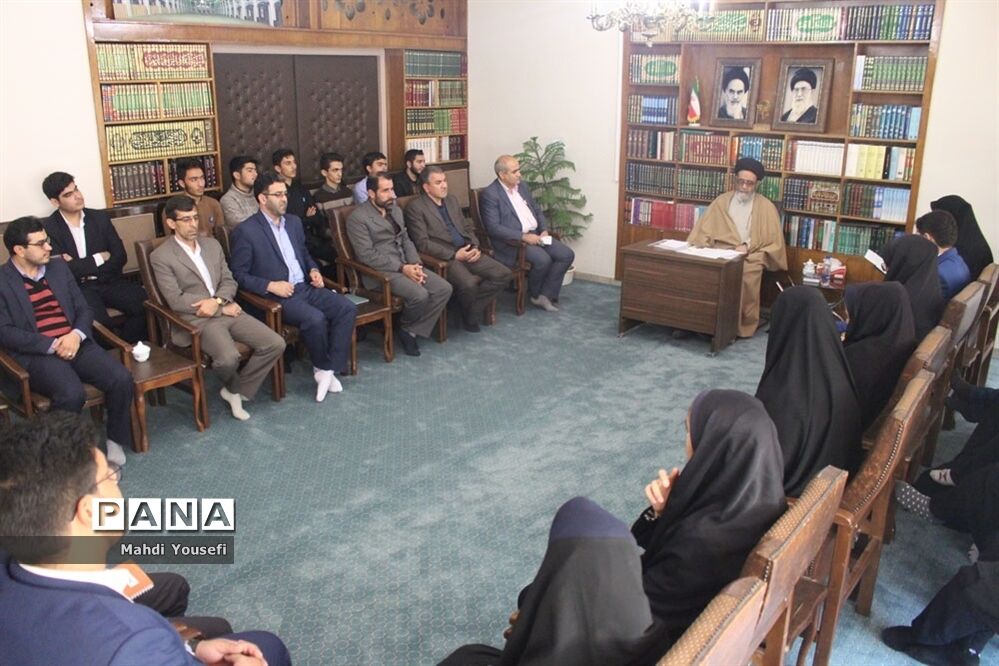 دیدار  دانش‌آموزان خبرنگار پانا با نماینده ولی فقیه در آذربایجان شرقی