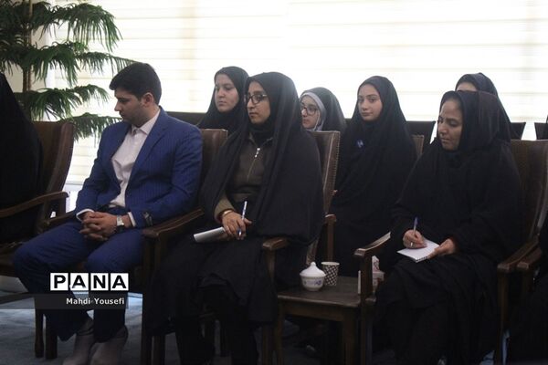 دیدار  دانش‌آموزان خبرنگار پانا با نماینده ولی فقیه در آذربایجان شرقی