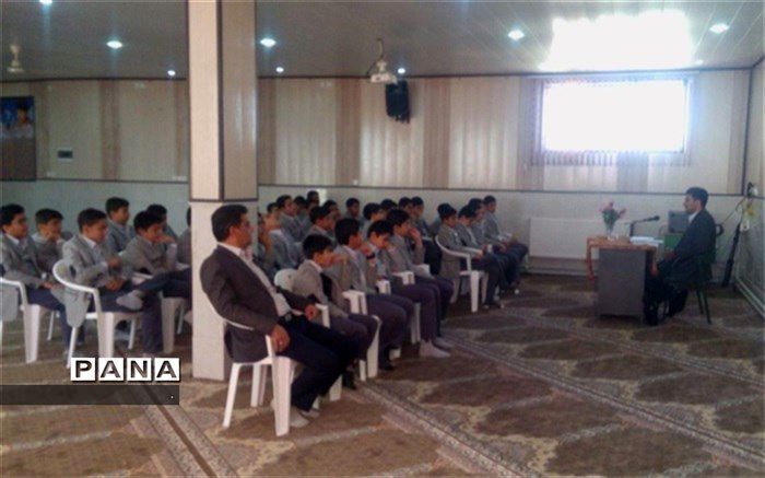 حضور کارشناس اداره بیمه در دبیرستان شهید ذوالفقاری میبد