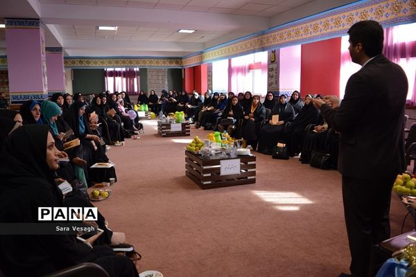 جلسه هم اندیشی مدیران و آموزگاران در شهریار