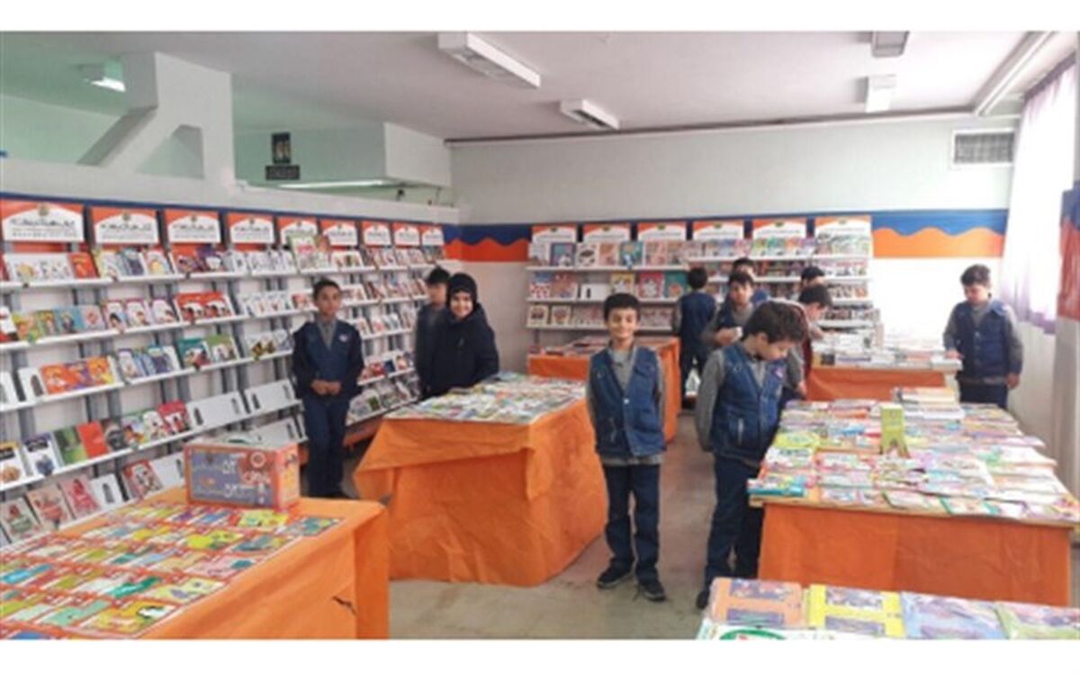 برپایی  نمایشگاه کتاب در دبستان پسرانه هما منطقه 5