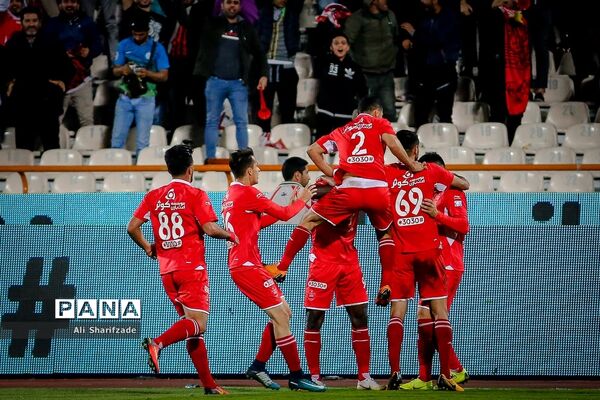 دیدار تیم‌های فوتبال پرسپولیس و پیکان
