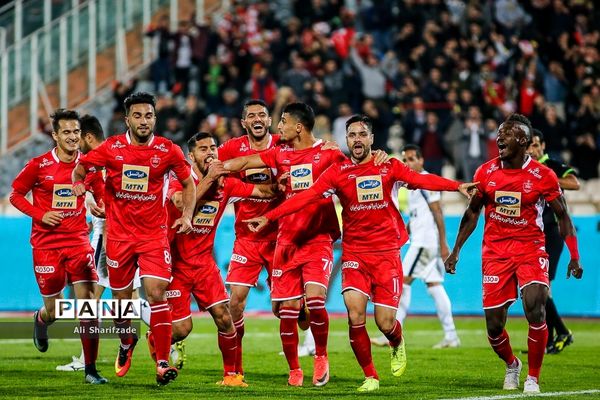 دیدار تیم‌های فوتبال پرسپولیس و پیکان