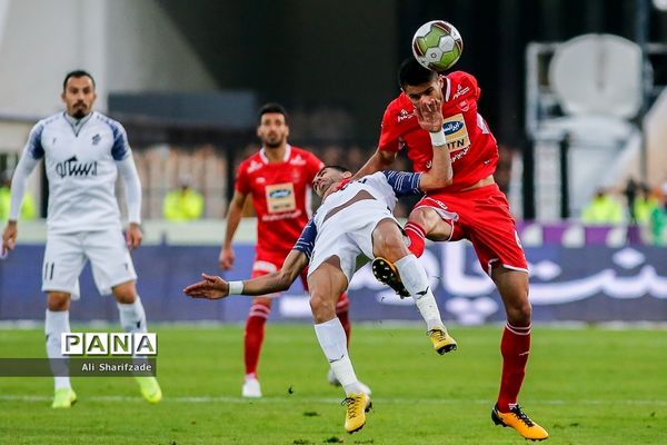 دیدار تیم‌های فوتبال پرسپولیس و پیکان