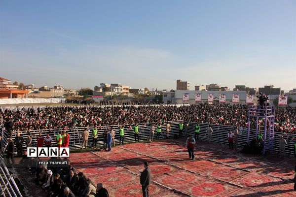 استقبال مردم خوی از رئیس جمهوری