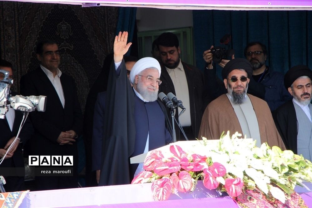 استقبال مردم خوی از رئیس جمهوری