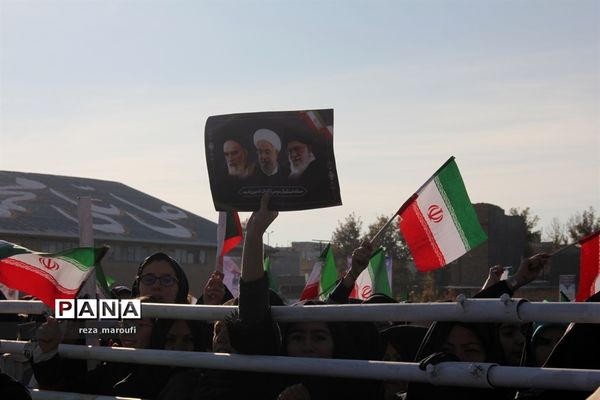 استقبال مردم خوی از رئیس جمهوری