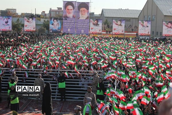 استقبال مردم خوی از رئیس جمهوری
