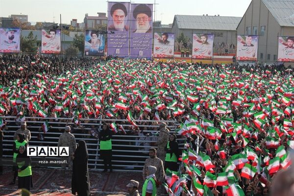استقبال مردم خوی از رئیس جمهوری