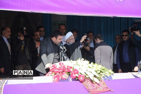 استقبال مردم خوی از رئیس جمهوری