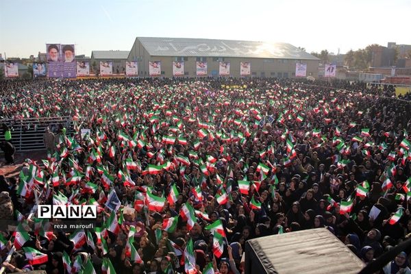 استقبال مردم خوی از رئیس جمهوری