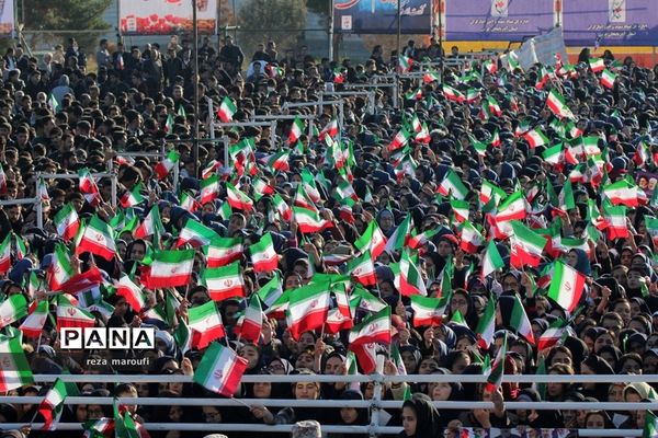 استقبال مردم خوی از رئیس جمهوری