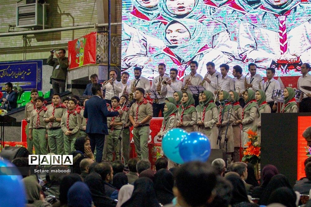 اجرای گروه ویژه پیشتازان همدان در مراسم افتتاحیه جشنواره بین‌المللی تئاتر کودک