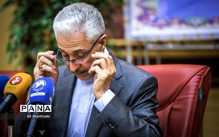 جمع‌آوری بیش از 100 امضا برای  استیضاح وزیر علوم در مجلس
