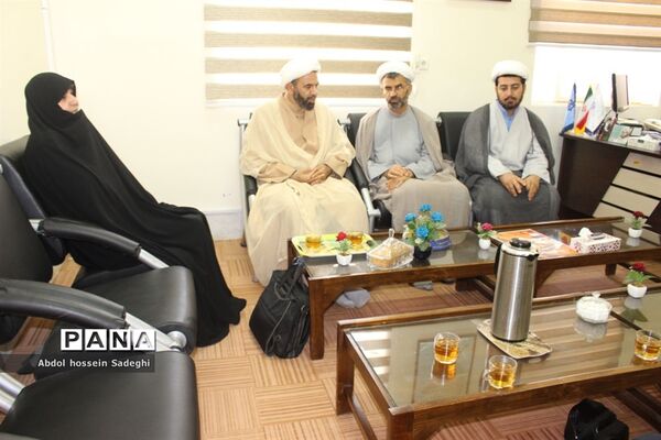 دیدار خادمان مسجد جمکران با دانشجویان و مسئول نهاد رهبری در دانشگاه خلیج فارس بوشهر
