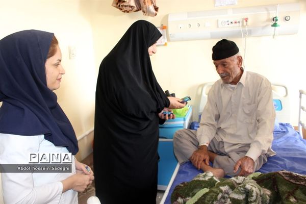عیادت خادمان مسجد مقدس جمکران ازبیماران بیمارستان شهید گنجی دشتستان